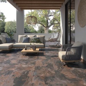 Slate way - Overdekt terras met roestbruine steenlook op vloer, Pamesa