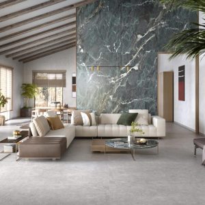 Lux Euphoria - Woonkamer met groene marmerlook en lichte betonlook op vloer en wand, Pamesa
