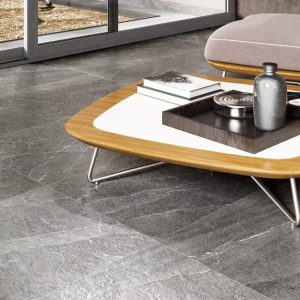 PIETRA DI LAVAGNA - Woonkamer met donkere steenlook op vloer, Pamesa