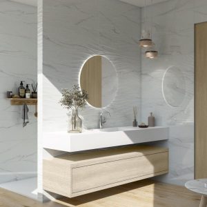 Calacata White Pasta Blanca - Badkamer met witte marmerlook en houtlook op wand en vloer, Pamesa