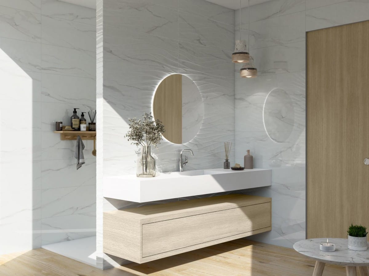 Calacata White Pasta Blanca - Badkamer met witte marmerlook en houtlook op wand en vloer, Pamesa
