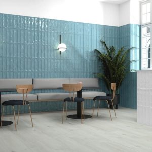 Origin Mayolica - Café en horeca met turquoise geglazuurde kleurtegel op wand, Pamesa