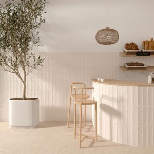 Origin Mayolica - Café en horeca met lichte monochrome reliëftegel op barfront en wand, Pamesa
