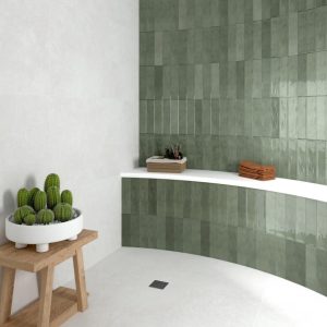 ORIGIN ELEGANZA - Buitendouche met groene kleurtegel en witte betonlook op wand en vloer, Pamesa