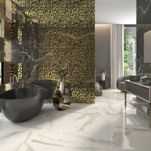 Calacata Gold - Badkamer en wellness met zwart-goud decor en witte marmerlook op vloer en wand, Pamesa
