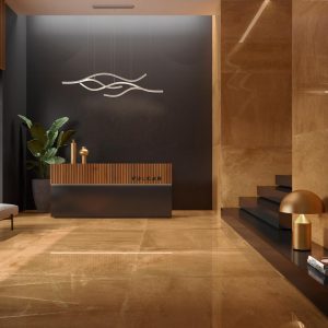Plain - Hotelreceptie met bruine onyxlook op vloer en wand, Pamesa