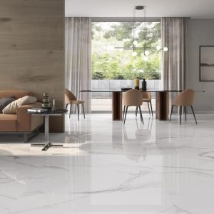 Calacata White - Woonkamer en eetkamer met witte marmerlook op vloer en wand, Pamesa