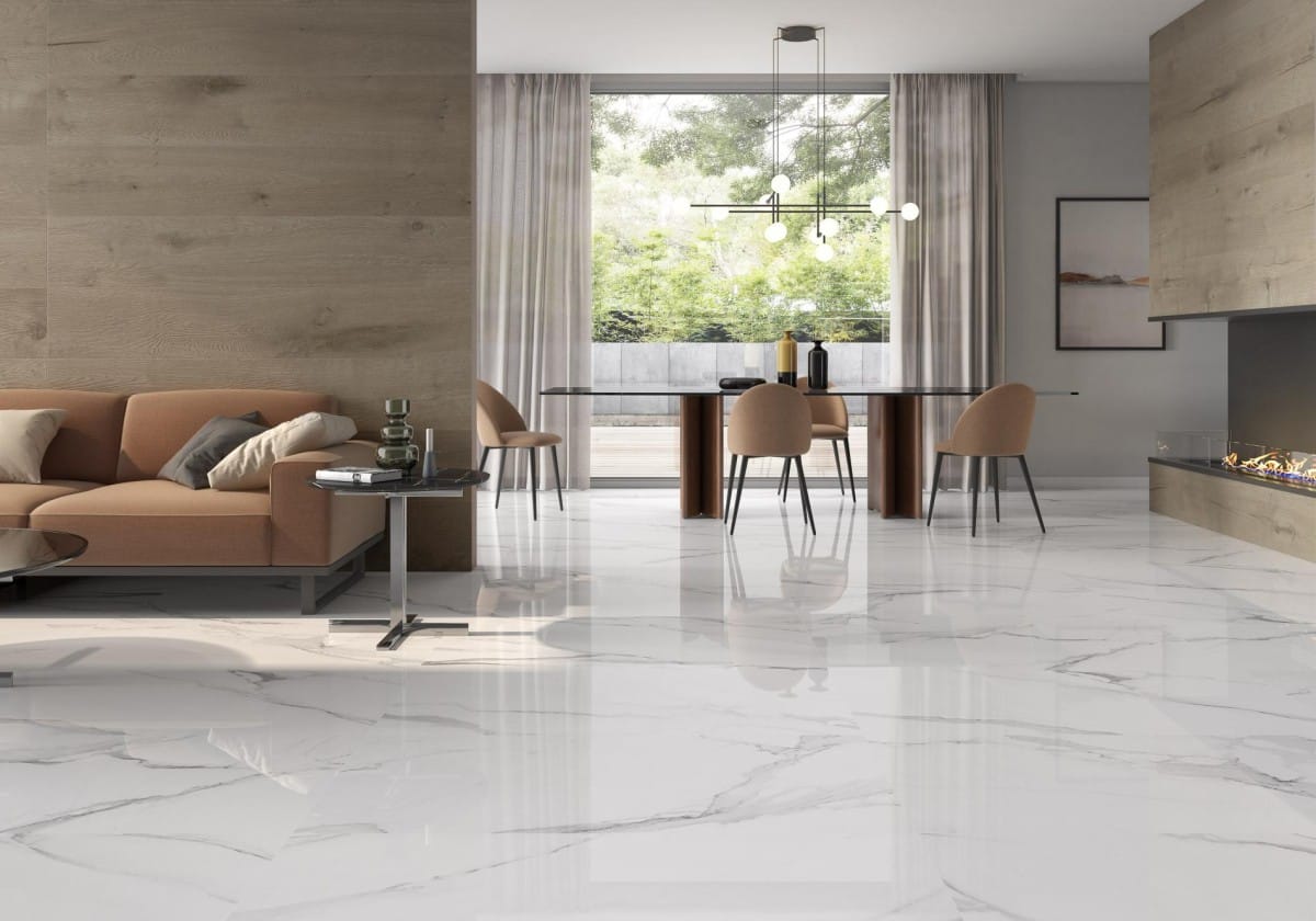 Calacata White - Woonkamer en eetkamer met witte marmerlook op vloer en wand, Pamesa