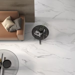 Calacata White - Woonkamer met witte marmerlook op vloer, Pamesa