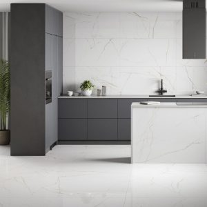 Acquilea - Keuken met witte marmerlook op vloer, eiland en achterwand, Pamesa