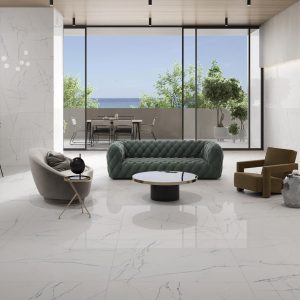 Acquilea - Woonkamer met witte marmerlook op vloer en wand, Pamesa