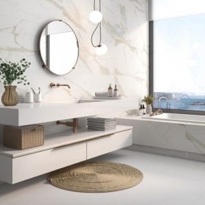 Calacata Gold - Badkamer met witte marmerlook op wand en vloer, Pamesa