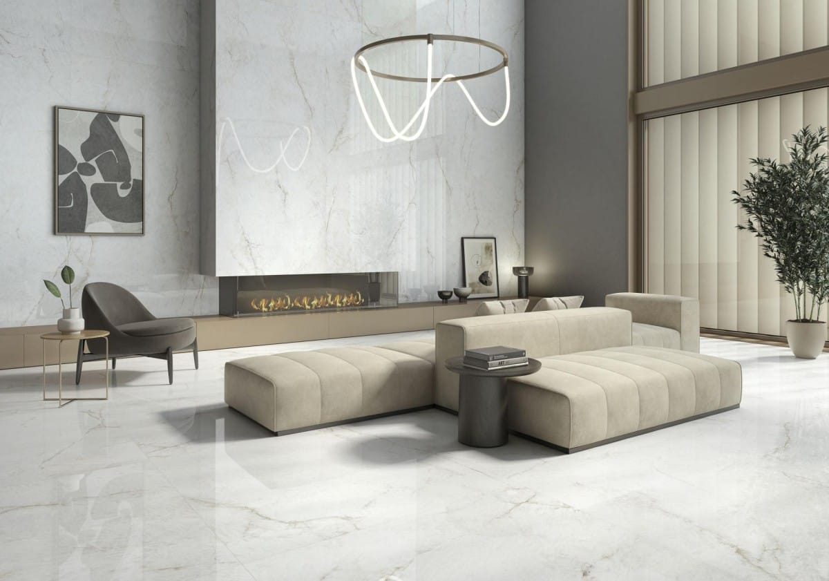 Crystal white - Woonkamer met witte marmerlook op vloer en wand, Pamesa