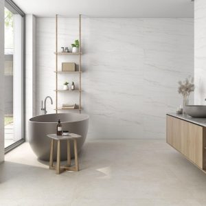 Montebianco - Badkamer met witte betonlook en houtlook op vloer en wand, Pamesa