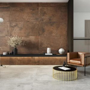 Metal - Woonkamer met roestkleurige metaallook en betonlook op wand en vloer, Pamesa