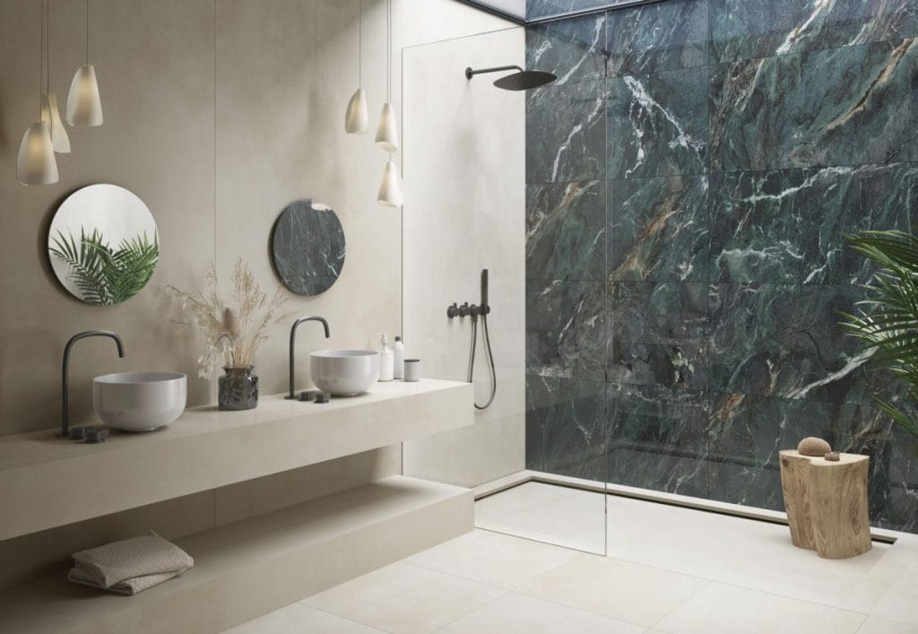 ELEGANZA - Badkamer met groene marmerlook en lichte betonlook op wand en vloer, Pamesa