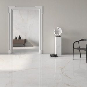 Crystal white - Woonkamer met witte marmerlook op vloer en wand, Pamesa