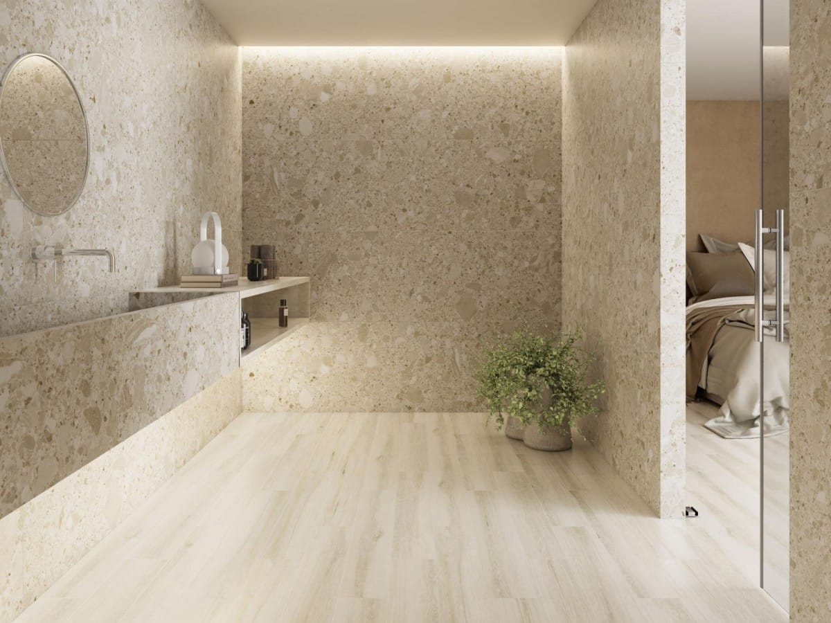 Pietra Di Gre - wellnessBadkamer met gespikkelde steenwanden en bleke hout- of steenlook vloer, Pamesa