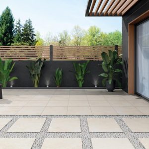 Pietra Di Rapolano - Tuin en terras met lichte betonlook op vloer, Pamesa