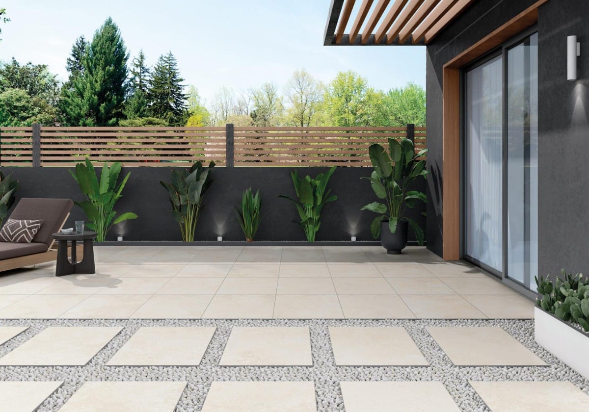 Pietra Di Rapolano - Tuin en terras met lichte betonlook op vloer, Pamesa