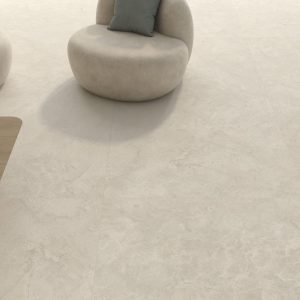 Crema marfil - Woonkamer met lichte steenlook op vloer, Pamesa