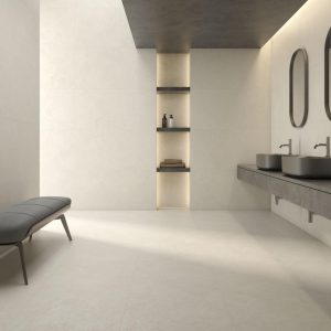 Crema marfil - Badkamer met witte betonlook en grijze kleurtegel op wand en vloer, Pamesa