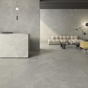 Portlandstone - Hotelreceptie en kantoor met grijze betonlook op vloer en balie, Pamesa