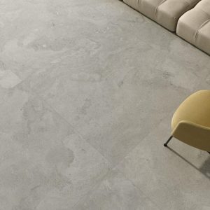 Portlandstone - Woonkamer met lichte steenlook op vloer, Pamesa
