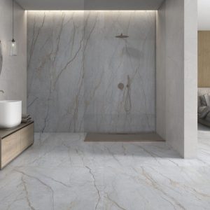 Roma blue - Badkamer met witte marmerlook op vloer en wand, Pamesa