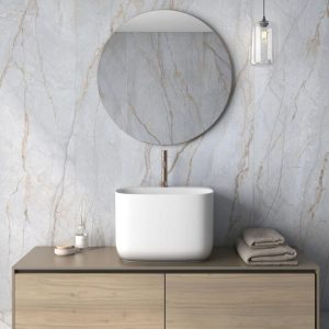 Roma blue - Badkamer met witte marmerlook op wand, Pamesa