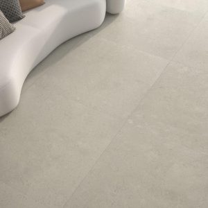 Sospiro - Woonkamer met lichte beige steenlook op vloer, Pamesa
