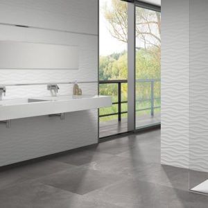 WHITES TRIPOLI - Badkamer met witte reliëftegel en grijze betonlook op wand en vloer, Pamesa