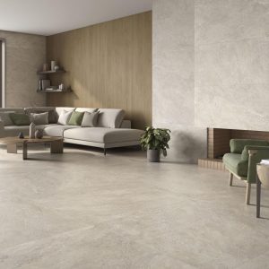 Souland - Woonkamer met lichte betonlook en houtlook op vloer en wand, Pamesa