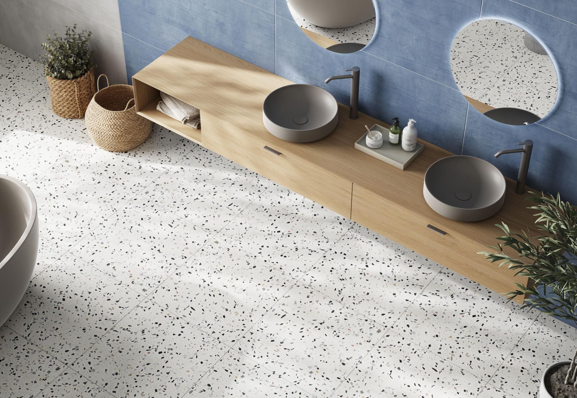 Terrazzo - Badkamer met blauwe kleurtegel en terrazzo op wand en vloer, Pamesa