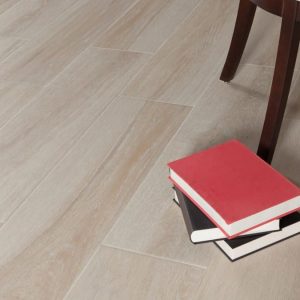 Bosque - Woonkamer met lichte houtlook op vloer, Pamesa