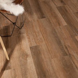 Bosque - Woonkamer met bruine houtlook op vloer, Pamesa