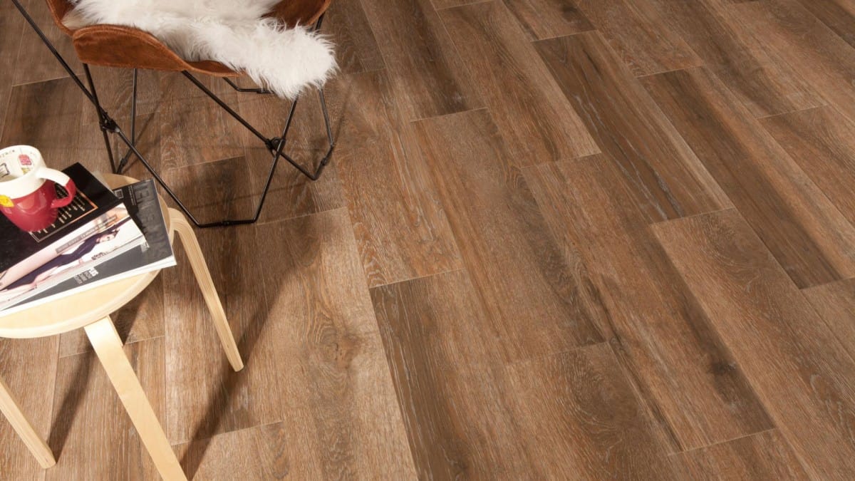 Bosque - Woonkamer met bruine houtlook op vloer, Pamesa
