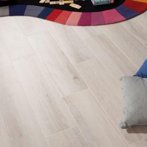 Bosque - Woonkamer en studeerkamer met lichte houtlook op vloer, Pamesa