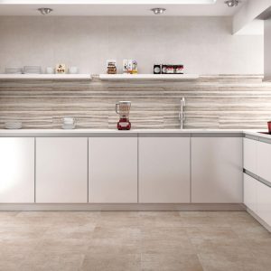 At.alpha - Keuken met lichte kleurtegel en houtlook op achterwand en vloer, Pamesa