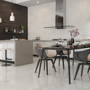 Tresana - Keuken en eetkamer met witte marmerlook en donkerbruine steenlook op vloer en achterwand, Pamesa