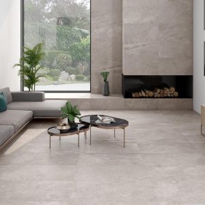 Erding - Woonkamer met grijze betonlook op vloer en wand, Pamesa