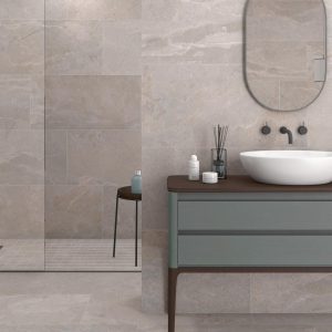 Erding - Badkamer met lichte betonlook en roze kleurtegel op vloer en wand, Pamesa