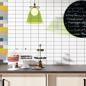 Basic Ruby - Keuken-/caféwand met witte vierkante tegels en speels veld van kleine gekleurde blokken, Ceragni
