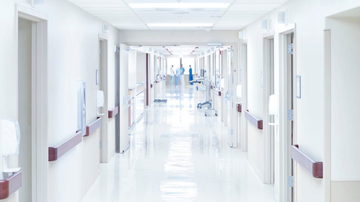 Tegels voor de zorgsector in een hygienische ziekenhuisgang