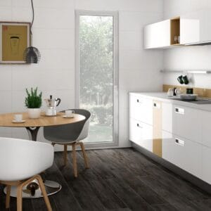 Tripoli - Keuken en eetkamer met witte kleurtegel en houtlook op wand en vloer, Pamesa