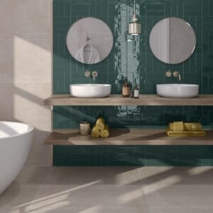 Mayfair - Badkamer met teal geglazuurde kleurtegel op accentwand, Pamesa