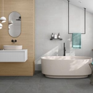 ES. Omnia - Badkamer met beige reliëftegel en grijze betonlook op wand en vloer, Pamesa