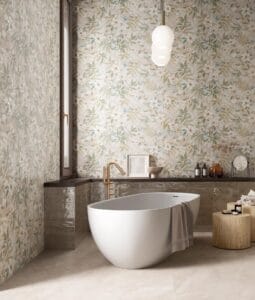 Grace - Badkamer met een botanisch dessin over meerdere wanden en een rustige lichte vloer, Pamesa