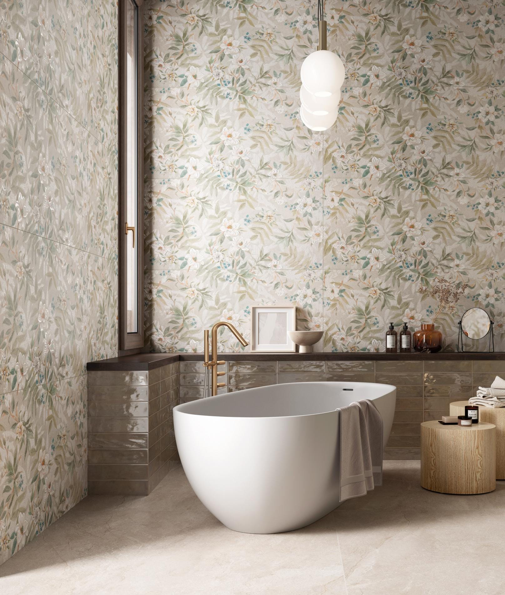Grace - Badkamer met een botanisch dessin over meerdere wanden en een rustige lichte vloer, Pamesa