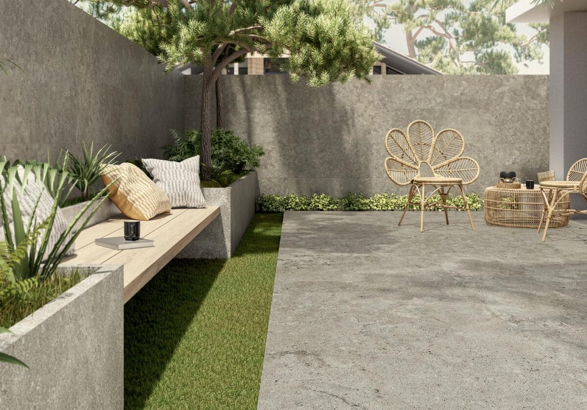 Alba Stone - Tuin en terras met grijze betonlook op vloer, Pamesa